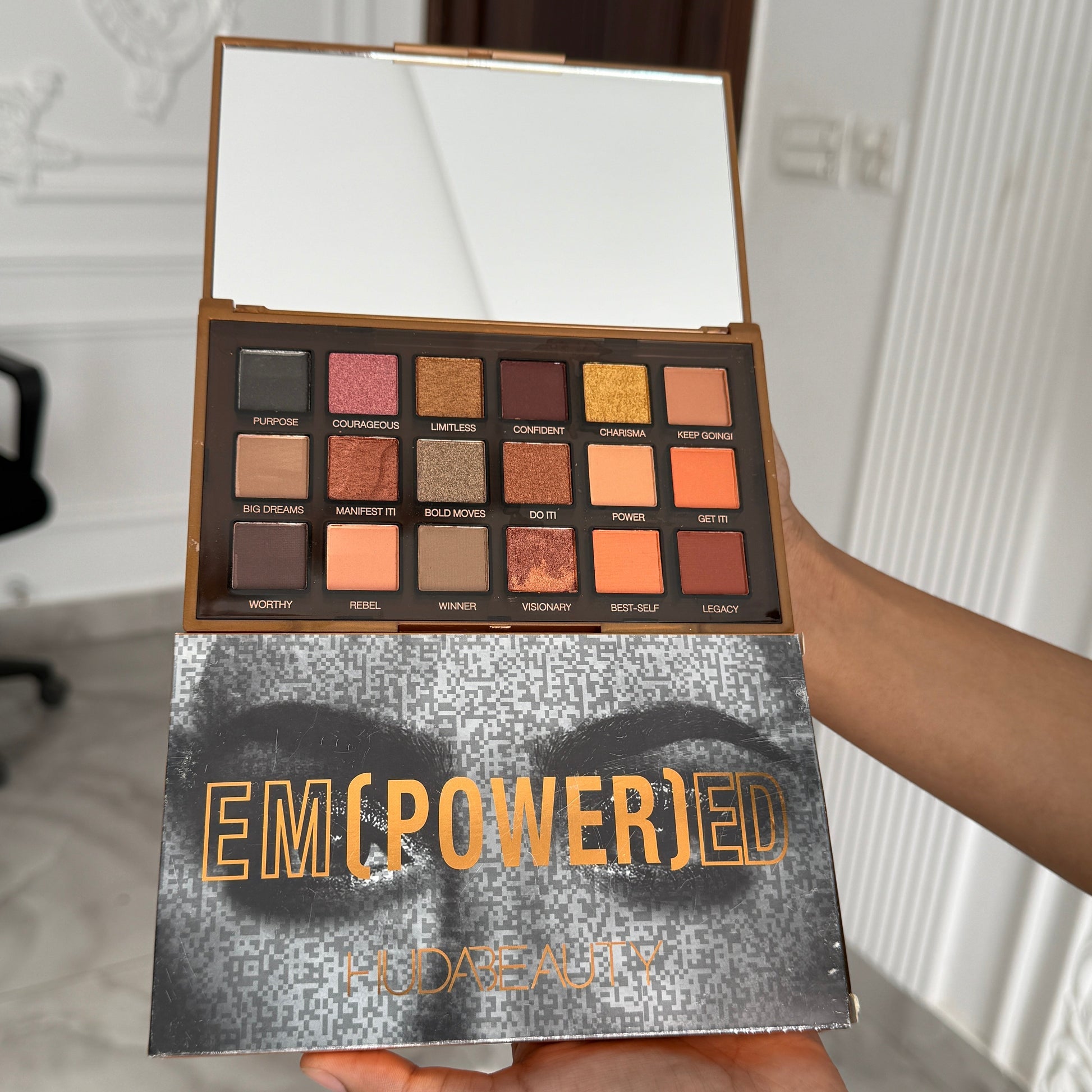 Huda beauty empowerd eyeshadow