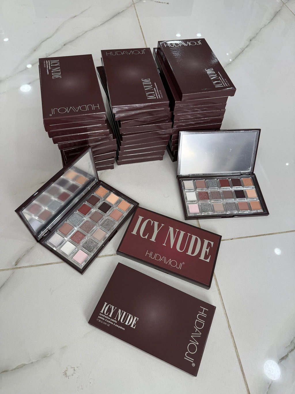 Huda moji icy nude pallete