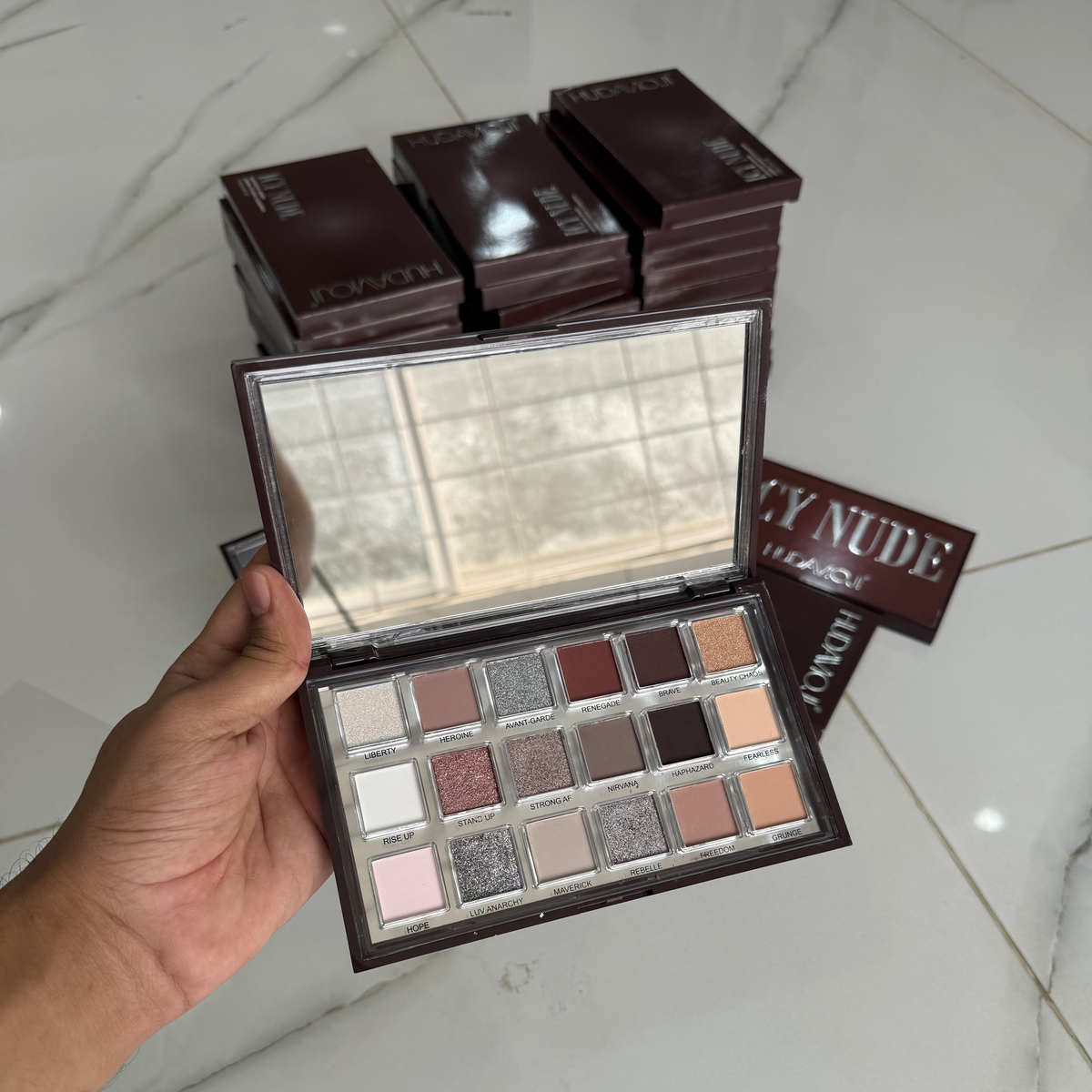 Huda moji icy nude pallete